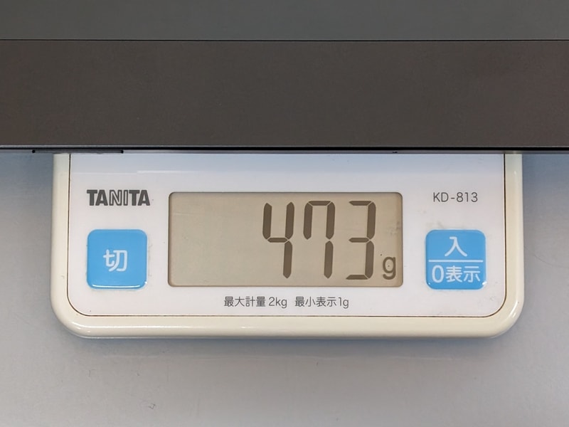 実測は473g。10～11型のタブレットととしては標準的だ