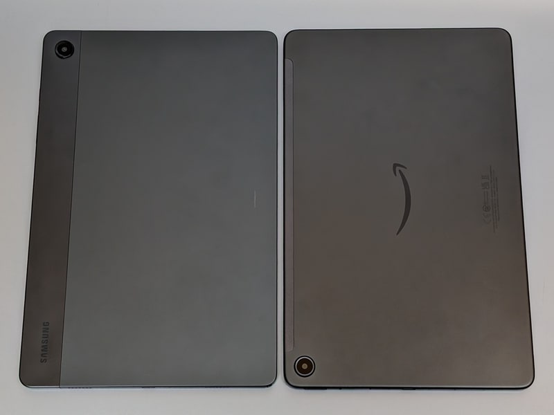 背面の比較。カメラの配置こそ違うが、素材も含めてこちらも共通点が多い