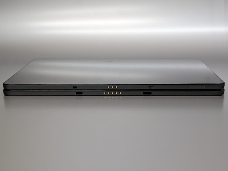 上が本製品、下がFire Max 11。横幅はほぼ同じ。ポゴピンの配置なども似ている