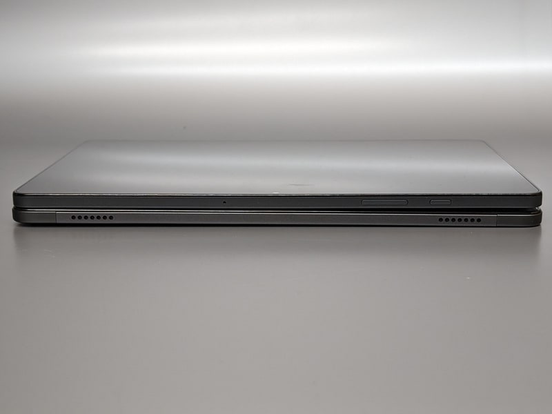 上が本製品、下がFire Max 11。Fireは電源ボタンと音量ボタンが側面にあるためスピーカーはこの面にあるのが本製品との大きな違いだ