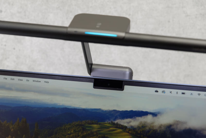 重り式(引っ掛けるタイプ)のモニターライトだと爪部分がノートPCのカメラを隠してしまうことがあるが、LaptopBarはマグネット固定なのでそういうデメリットもない