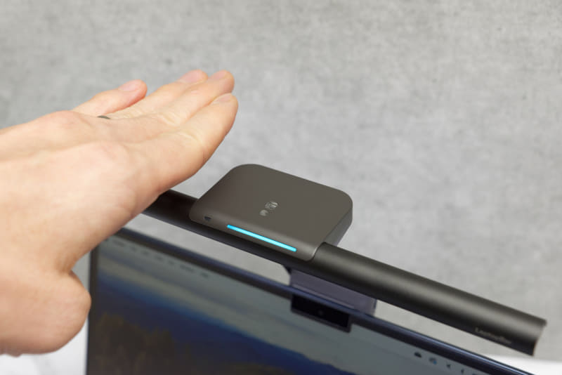 照度センサー付近で手を左右に動かすと電源をオン/オフできる