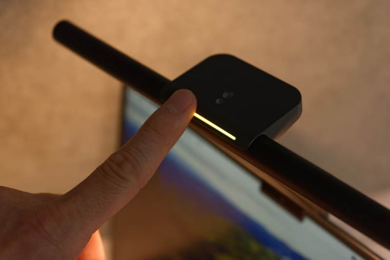 横長のセンサーを左右になぞって色温度を調整