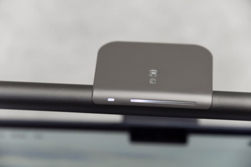 周囲の明るさにあわせて調整する自動調光モードにも切り替えられる