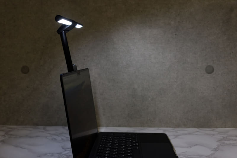 アームの角度調整で照射範囲を変えられる