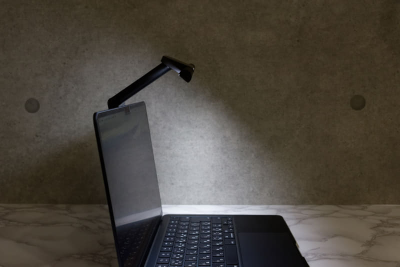 アームの角度調整で照射範囲を変えられる