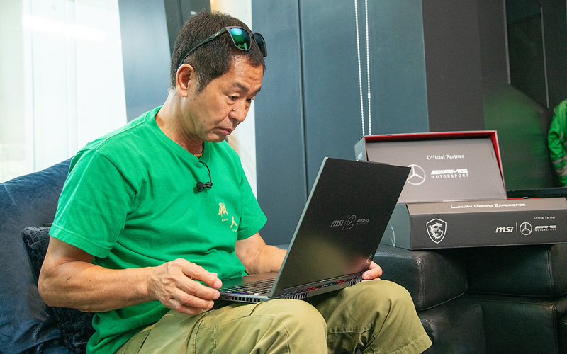 本体を手に取ってその仕上がりを確かめる。Stealth 16 Mercedes-AMG Motorsport A13V シリーズは「機械」として魅力的と感じたそうだ