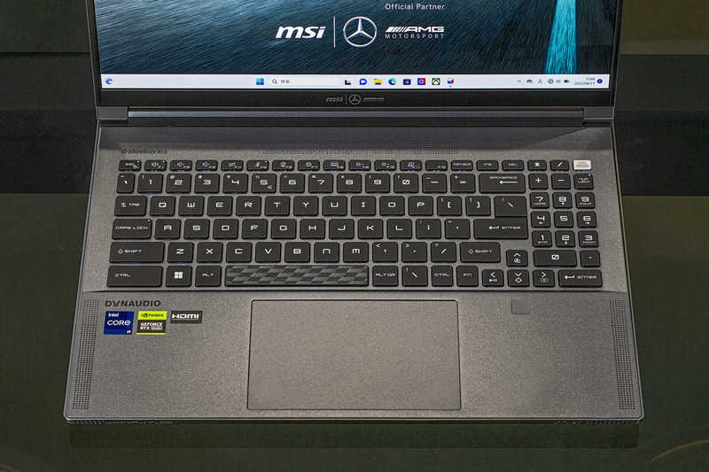 キーボードはSteelSeries Per-Key RGB 英語キーボード