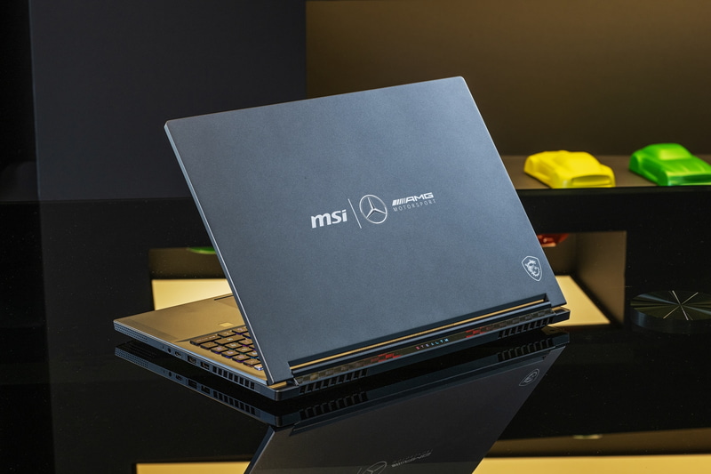 Stealth 16 Mercedes-AMG Motorsport A13Vの筐体の素材は、レーシングカー作りでも使用される軽くて強度の高いマグネシウム合金。カラーはメルセデスAMGの実車にも使われるセレナイトグレーで、MSIとAMGのロゴが入っている