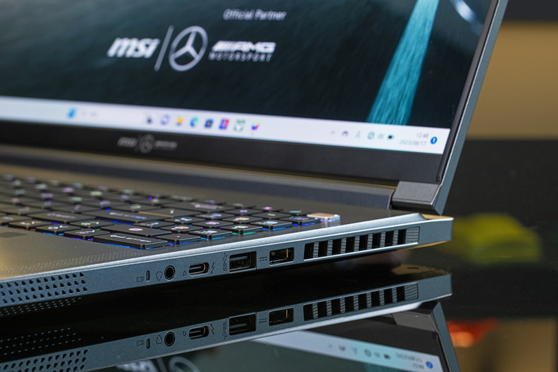 両サイドにある大きなスリットが排熱用。ノートPCでこれだけ面積を取った排熱口があることは機械的にカッコよく感じる。ハイスペックがにじみ出ている部分だ