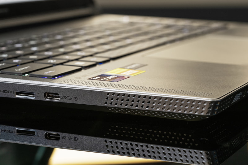 PCゲームはサウンドも作り込まれたタイトルが多いので、ゲーミングノートPCにはスピーカーの性能が高いことが求められる。そこで本機では高級オーディオメーカー「DYNAUDIO」と共同開発した高音質2スピーカー+4ウーファーを装備している