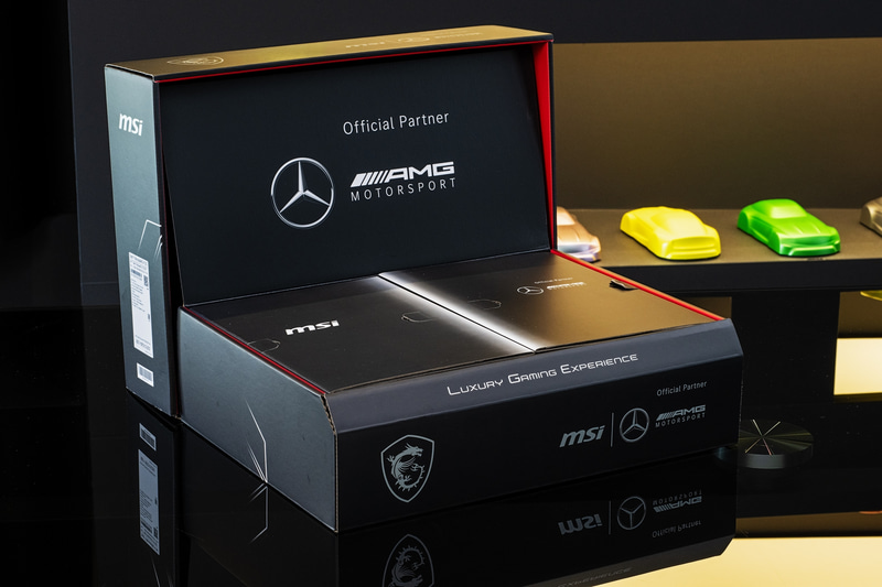 外箱も専用品。PCの外箱はあくまで保護用というものが多く、箱自体に価値を感じないことが多いが、この箱はデザインもよくカッコいいので飾っておいてもいいレベル