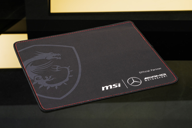 コラボレーションのロゴが入ったマウスパッド