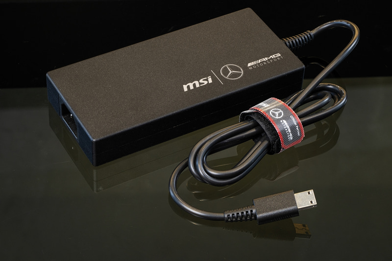 ロゴ入りの専用ACアダプタ&ケーブルタイ