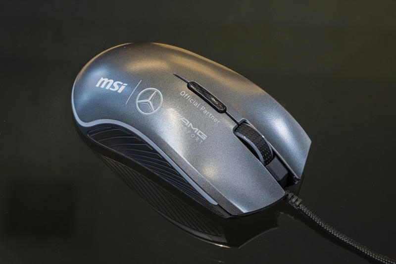 ロゴ入りのマウスも付属