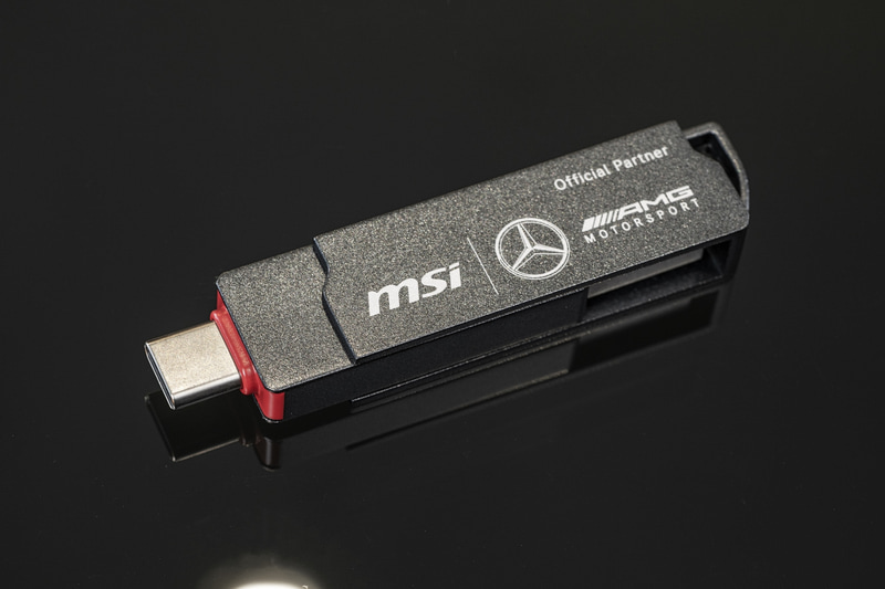 128GBのUSBメモリ。これももちろんコラボレーションロゴ入り