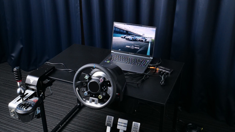 今回用意したレーシングコントローラ一式。Thrustmaster/ハンドル&ペダル:T-GT II、シフター:TH8A、ハンドブレーキ:TSS ハンドブレーキ SPARCO Mod+、クランプ:TM レーシングクランプ(今回は土屋氏の意向でパドルシフトを選択したため、シフターは使用せず)