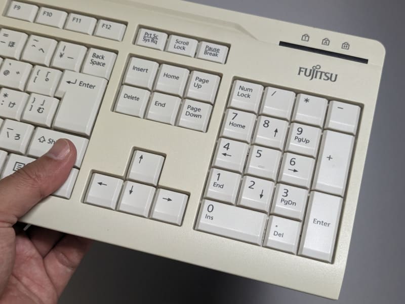 漂白前。キーボード本体の部分が黄色く変色している。キー自体はそれほどではない