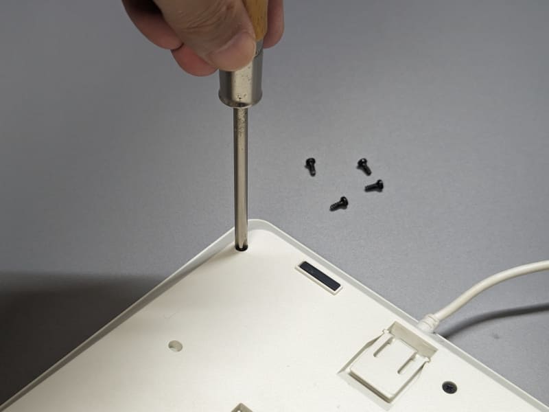 まずはキーボードを分解。このあたりはキーボードの構造によっても異なるので自己責任で