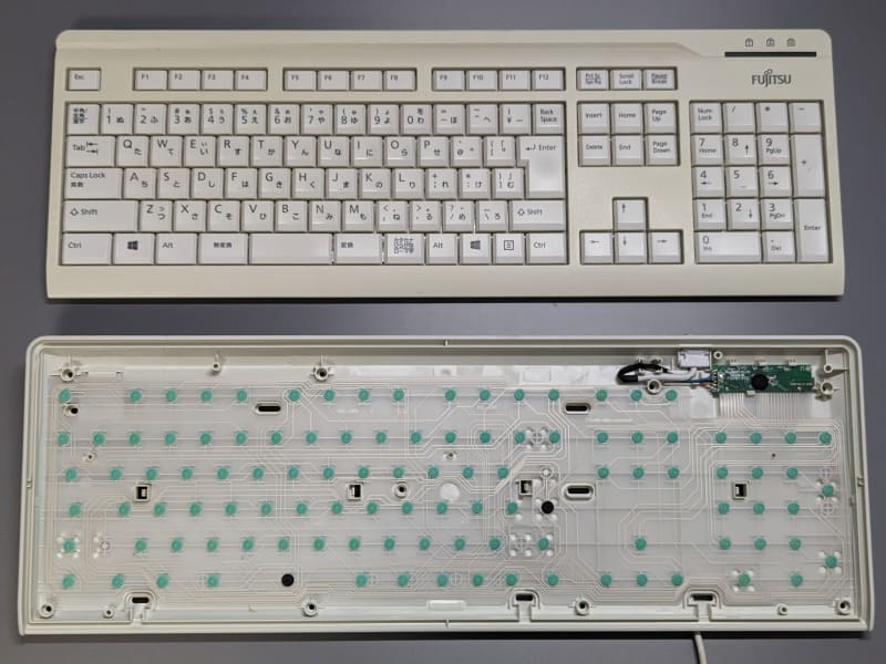 分解完了。今回の対象であるキーボードはキーキャップがボディにはめ込まれているタイプ