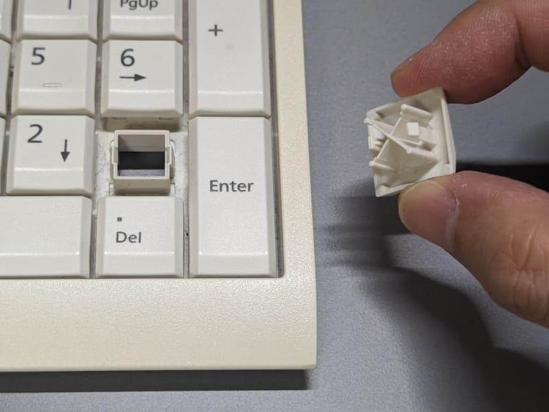 キーキャップごと漬け置きしてもよさそうだが、今回は対象外なので取り外す