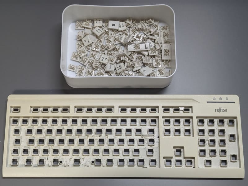 キーキャップは汚れ除去のため中性洗剤でつけ置き洗いに。筐体(下)のみ漂白する