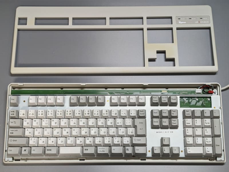 今回はもう1つ、RealForceの旧モデルについても漂白を行なう。こちらはキーキャップが基板に取り付けられており、はめ込み式の上部カバーのみ簡単に外せる