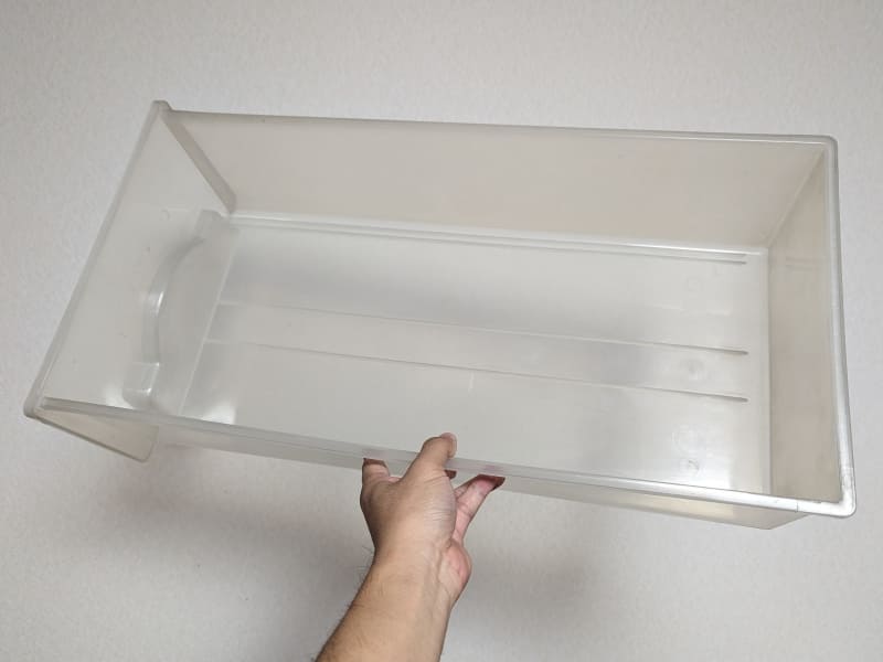 プラスチックの衣類ケースの引き出しならば、フルキーボードサイズでも余裕で漬けておける