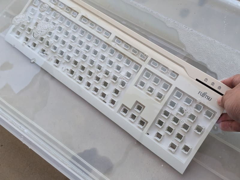 パーツを漬ける。言うまでもないが紫外線を当てる側を上にする