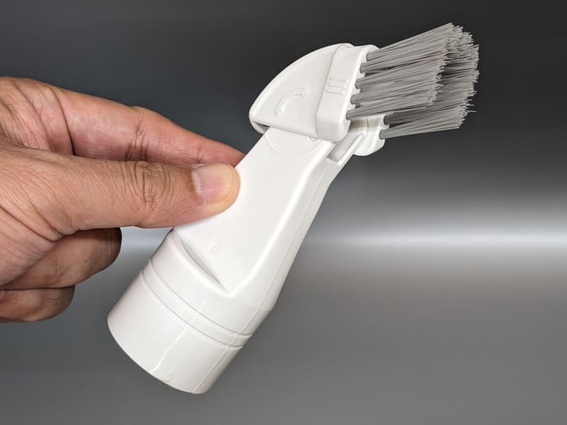 ただしそのままだとキーを吸い込んでしまいかねないので、口径が絞られたアタッチメントを先端につけての作業がベターだ