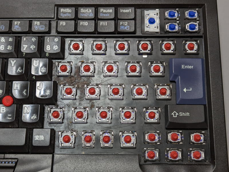 やや強引に分解したパンタグラフ式のキーボード。髪の毛やホコリが大量に付着している