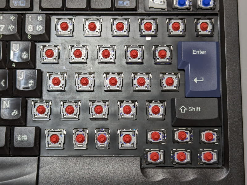 除去完了。キーボードの構造によってはこうした方法も有効だ