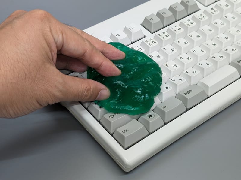キーボードの上から押し当てることで隙間に入り込んだゴミをくっつけて取り除く