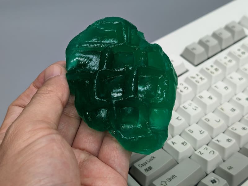 キーの隙間に入り込んでホコリをびっしりと取り除いてくれることもしばしばだが、ベタつきや匂いが残ることもあるので要注意