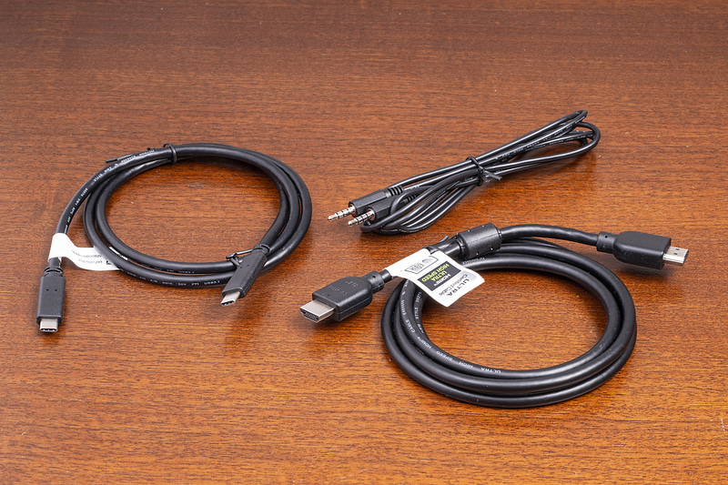 付属ケーブルは、両端がType-Cのケーブル、HDMIケーブル、オーディオケーブルの3種類