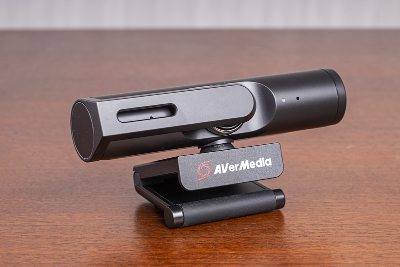 カメラを物理的に隠せるシャッターも備える