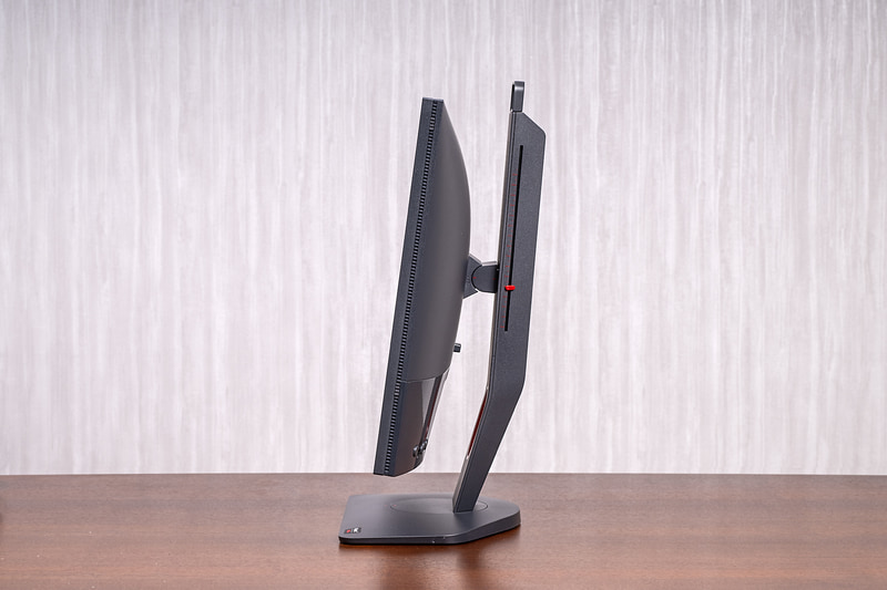 高さ調整、スイベル、チルト、ピボットに対応する高機能なスタンドを採用