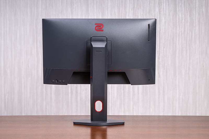 高さ調整、スイベル、チルト、ピボットに対応する高機能なスタンドを採用