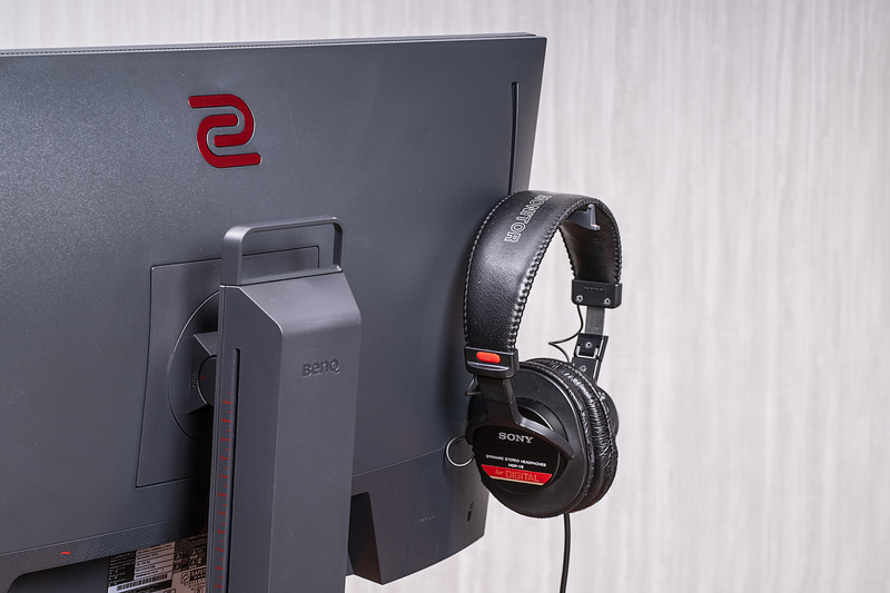 背面にヘッドセットなどをかけられる収納可能なフックも備える