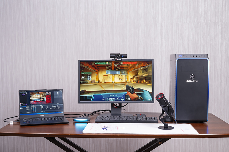 これが各デバイスをセッティングしたところ。中央のゲーミングモニターに表示されている映像はLIVE GAMER ULTRA2.1のパススルー出力に接続したものだ