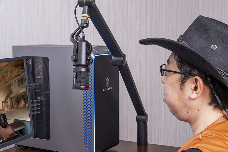 マイクアームを使うと配置の調整がしやすくなり、キーボードやマウスの音も拾いにくくなる