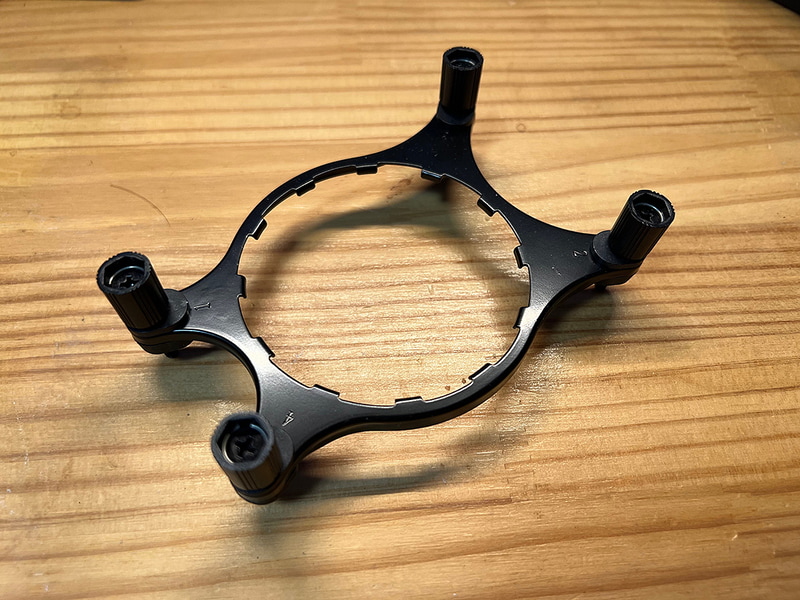 市販のAIO水冷をTRX50マザーやWRX80マザーに適合させるためのアタッチメント。水冷ヘッド下部に歯車型の固定機構を備えているもの(例:NZXT「Kraken Z73」等)であれば問題なく装着できるが、水冷ヘッド下部に金具をネジ留めするタイプ(例:ASUS「ROG Ryujin III 360 ARGB」など)では使えない
