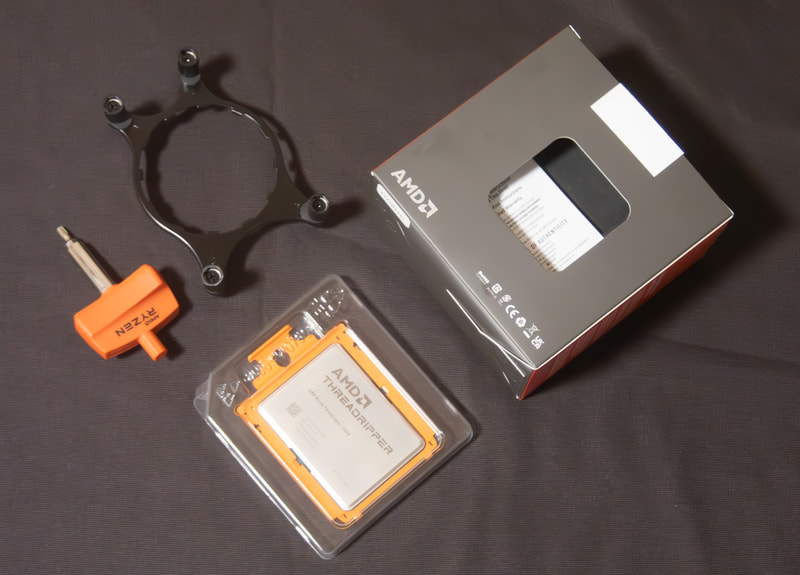 パッケージは以前のようなプラスチック製ではなく、紙製の割と簡素なものに変更された。同梱物はソケットカバーを開閉するためのレンチと、一般的なAIO水冷を利用するためのアタッチメントで、これは従来のものと全く同じものが使われている