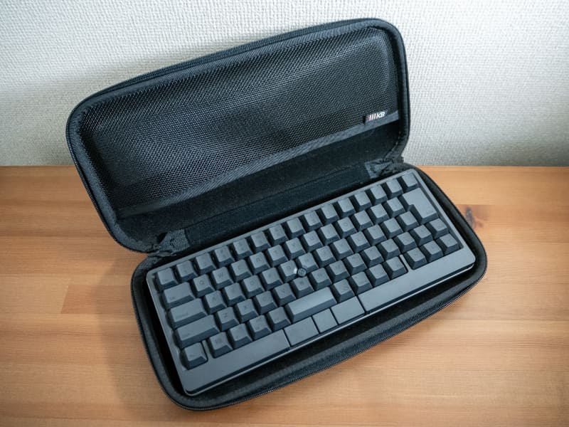 ケースの内ポケットは小物を収納できるが、基本的にはスポンジを入れるための部分だ