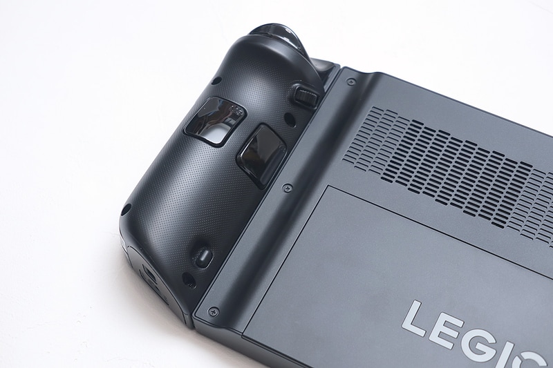 左コントローラ後部。下のボタンを押しながら下に引っ張ると本体から切り離せる