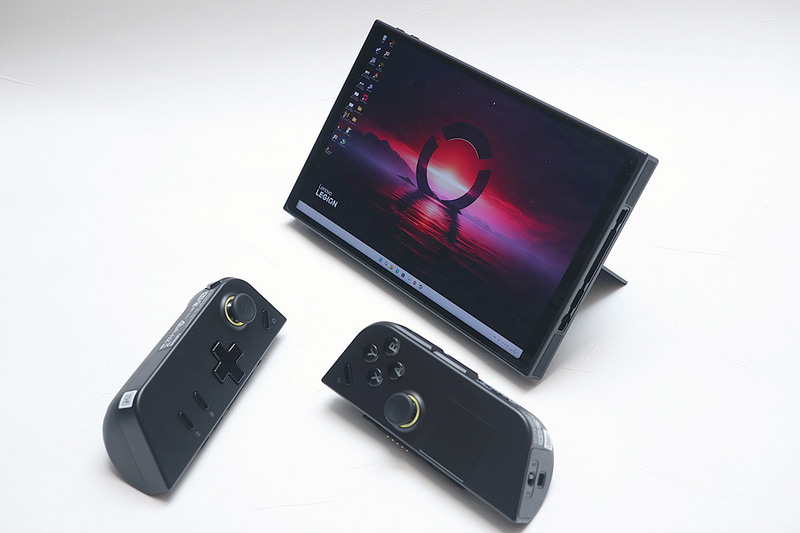 このように本体を机の上に置いた状態でプレイできる