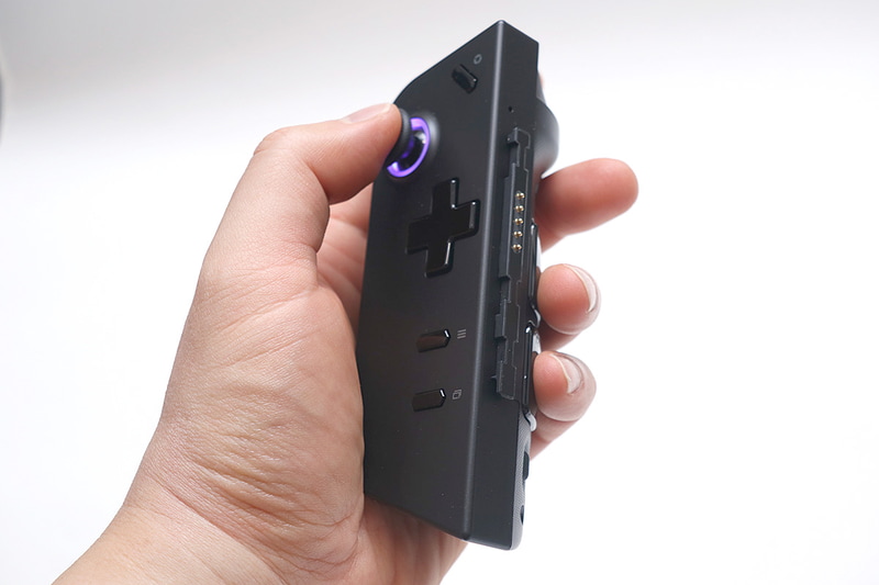 左コントローラを手に持ったところ。予想外に大きいが、グリップは非常に良い