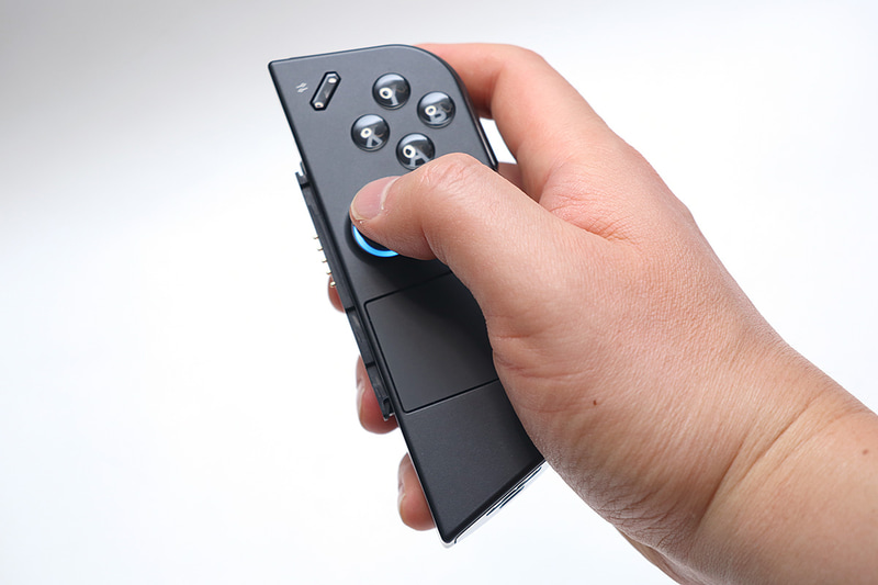 右コントローラを手にしたところ