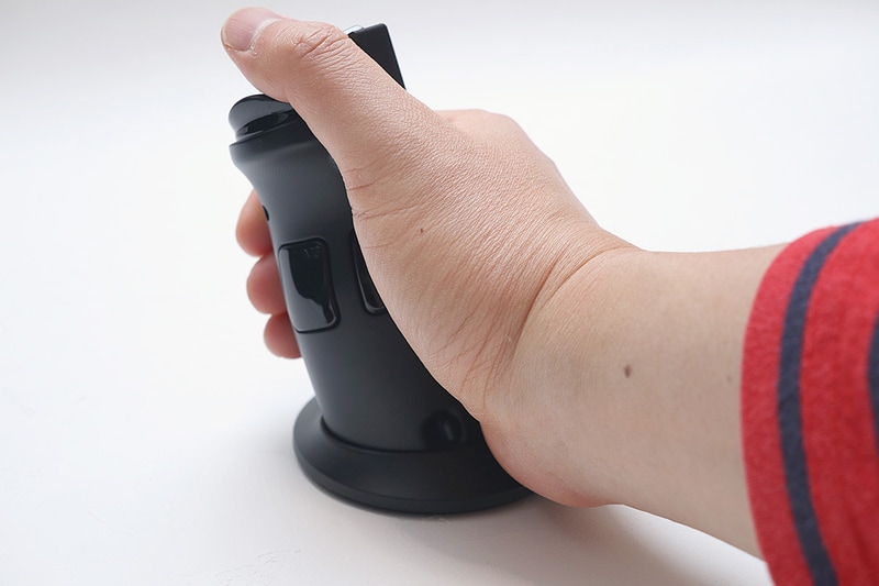 銃のグリップのような形となっている。一見いびつな形状なのだが、すぐに慣れる