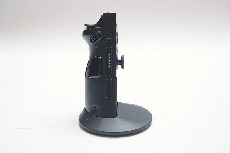 リングアダプタの右側が広がっており、ここに手の側面を着ける